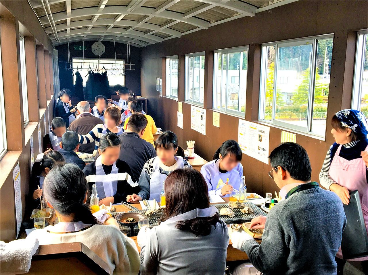 Ресторан «Ацуацу-тэй» открыт каждый год с середины января по середину марта по выходным и праздничным дням. Он предназначен исключительно для пассажиров поезда Ното Сатояма Сатоуми, но требуется дополнительно бронировать столик