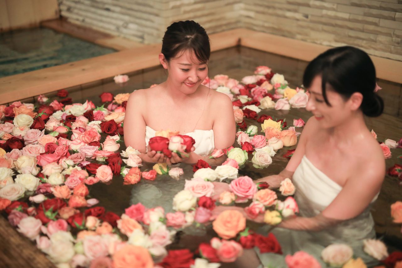 Купальщицы наслаждаются расслабляющим ароматом ванн с яркими розами (предоставлено Hanamakionsen Co., Ltd.)