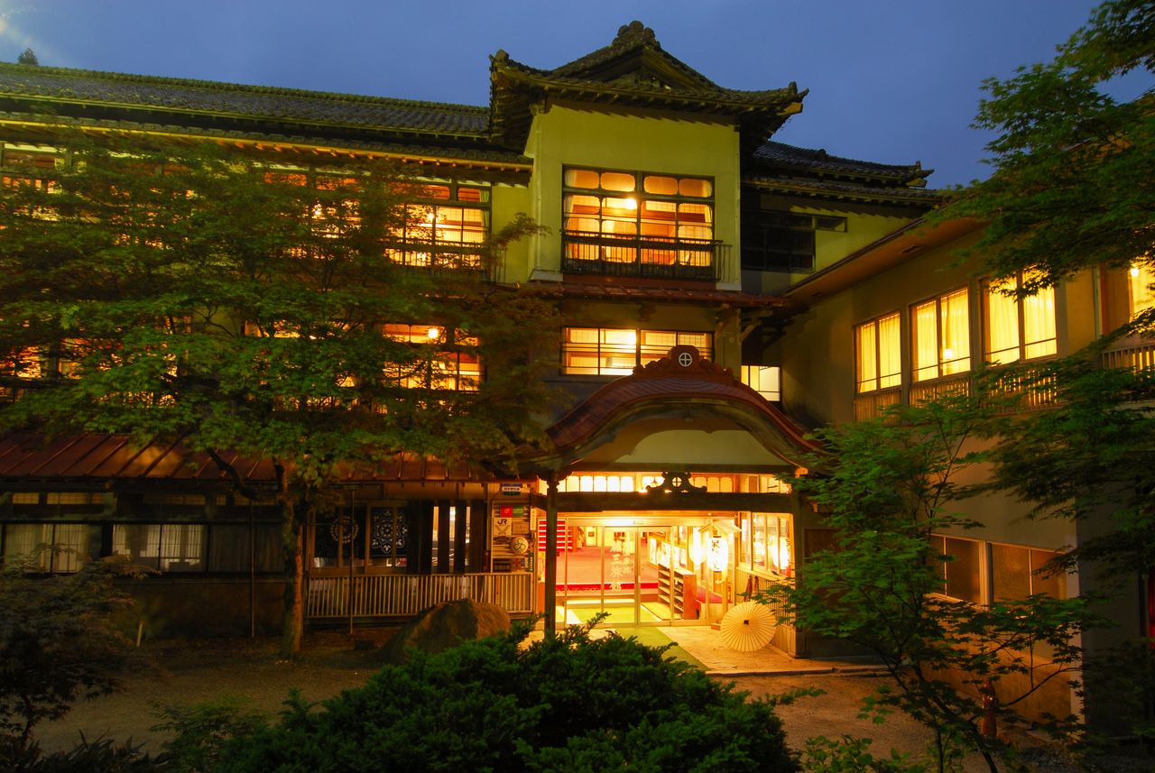 Деревянное трёхэтажное здание рёкана построено в роскошном западном стиле (предоставлено рёканом «Намари онсэн Фудзисан»)