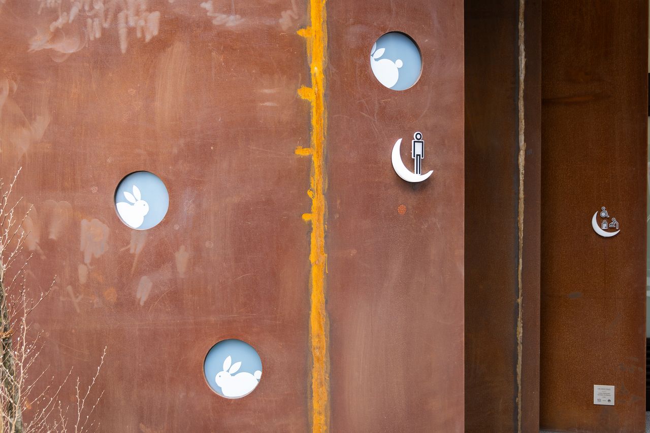 Лунные зайцы на окнах в форме полной луны и изображение полумесяца как элемент условных обозначений