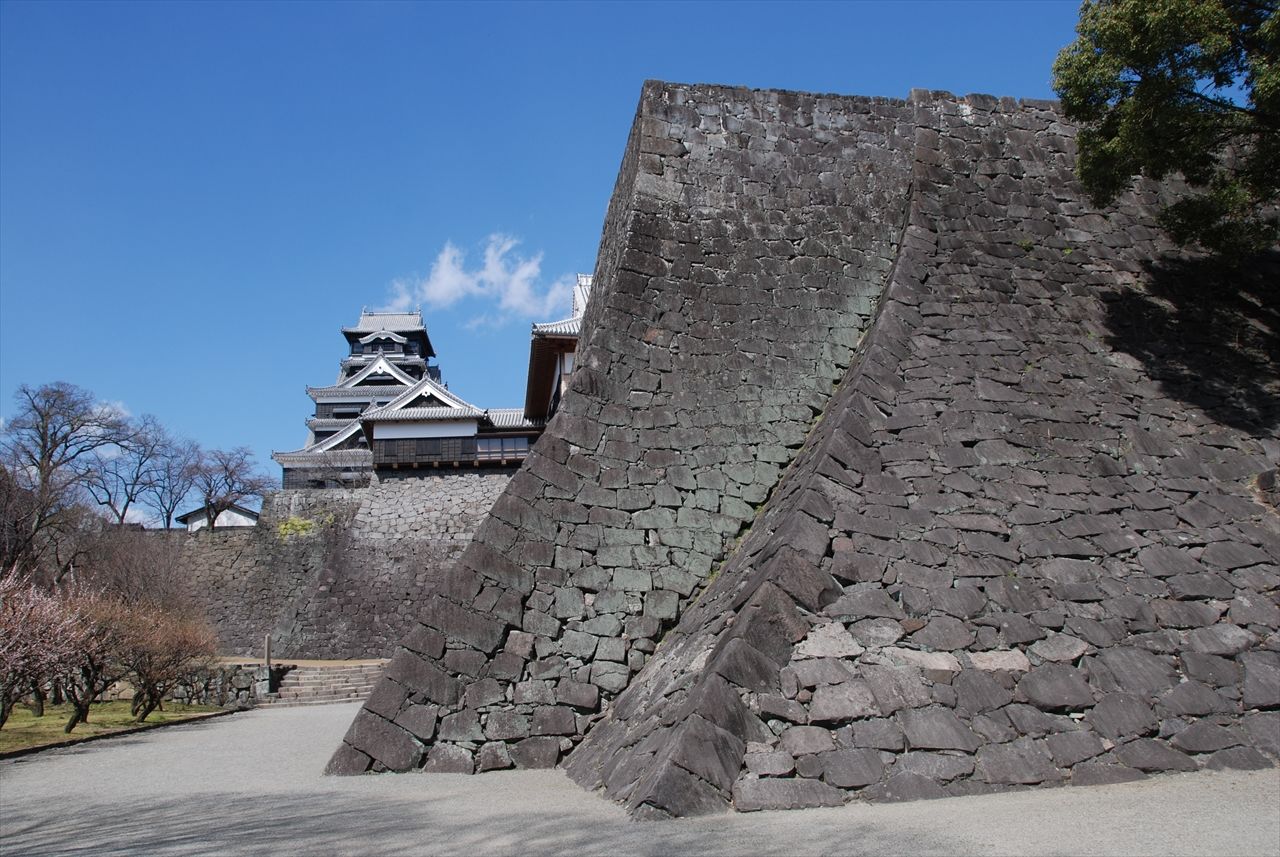 Углы каменных стен ниё-но исигаки замка Кумамото (PIXTA)