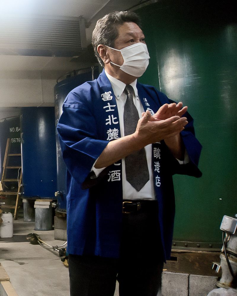 Идэ Ёгуэмон рассказывает о производстве сакэ (© Джим Рион)