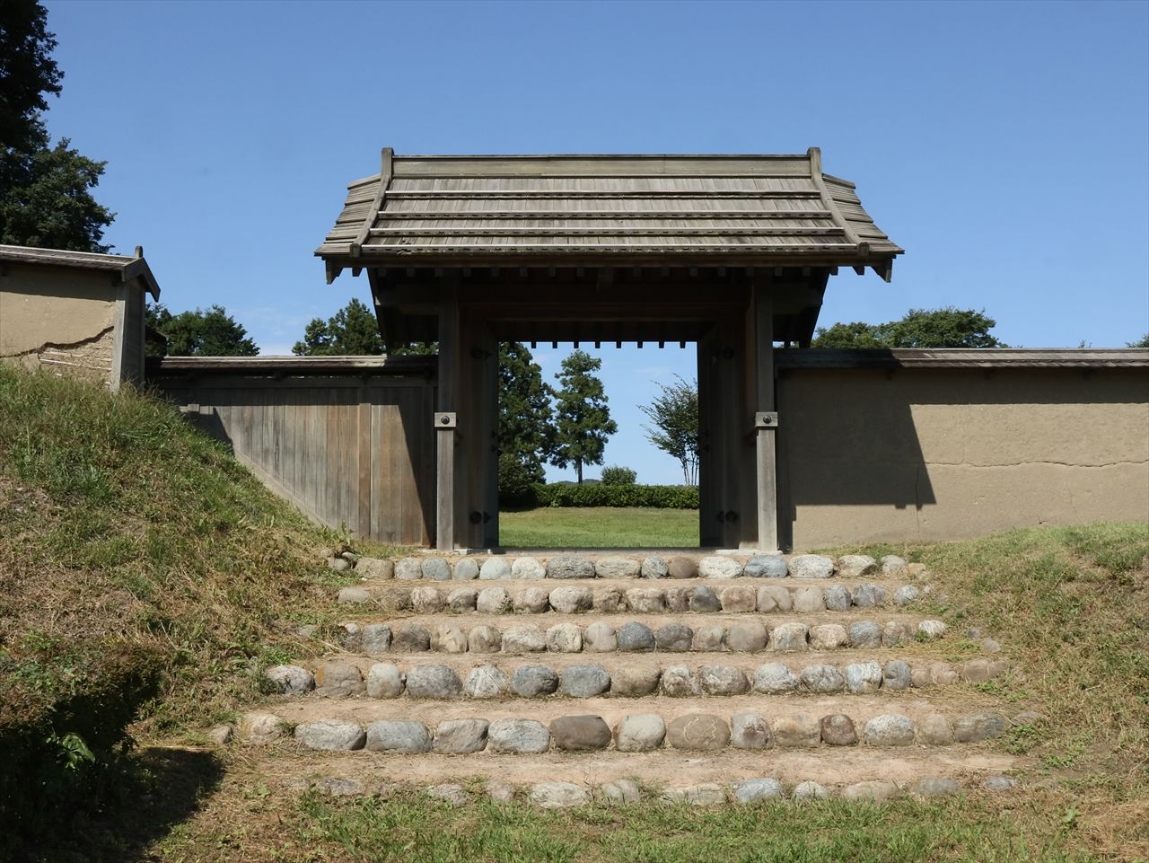 Отреставрированные ворота на четырёх колоннах Ёцуаси (Pixta)