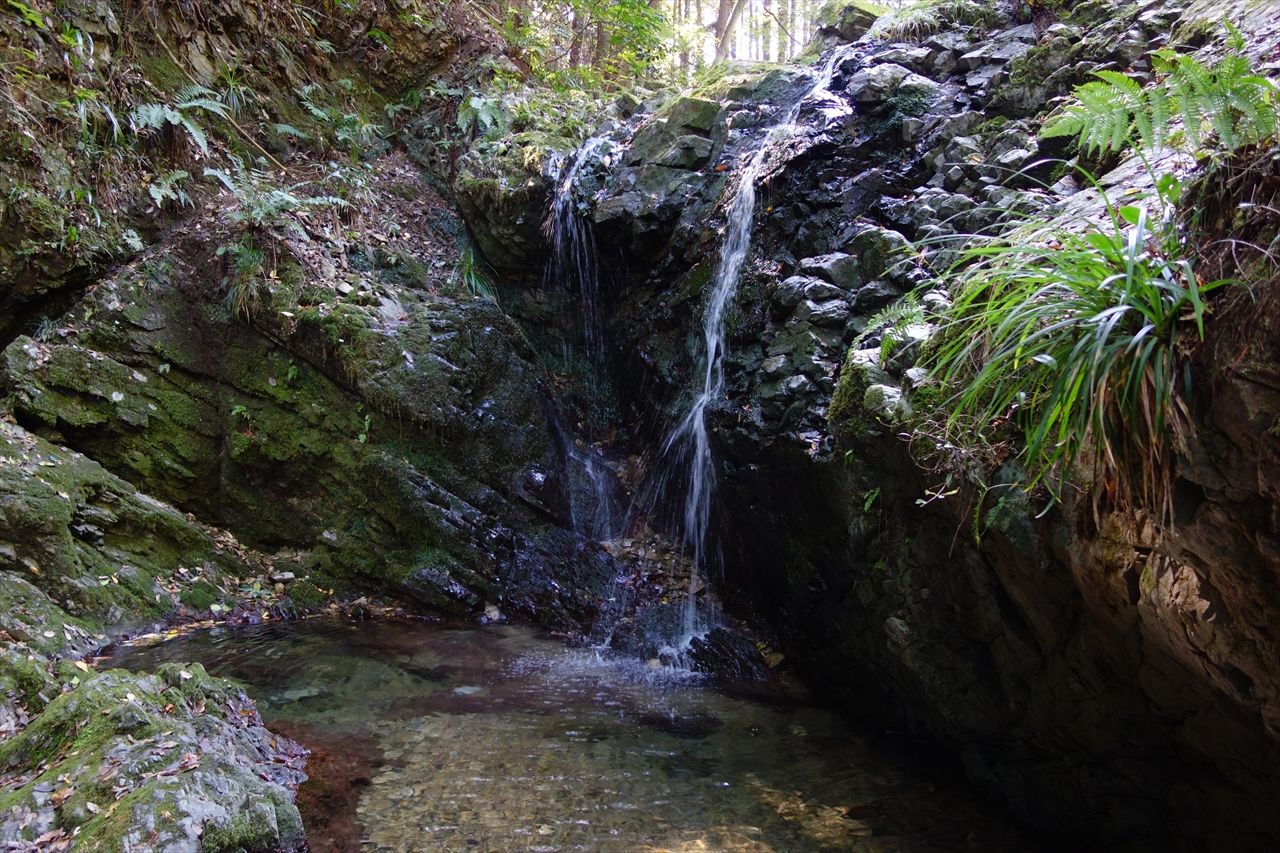 Водопад Госюдэн в замке Хатиодзи, привлекающий любителей проявлений мистических сил (Pixta)