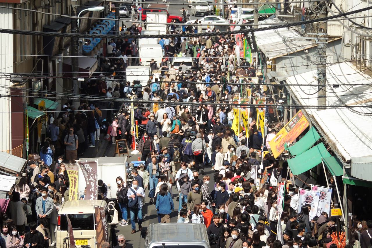 Главная улица внешнего рынка Цукидзи по выходным заполнена посетителями. На фотографии – проход к рыбному рынку Цукидзи Уогаси, новому комплексу, созданному после того, как внутренний, оптовый рынок переехал в Тоёсу
