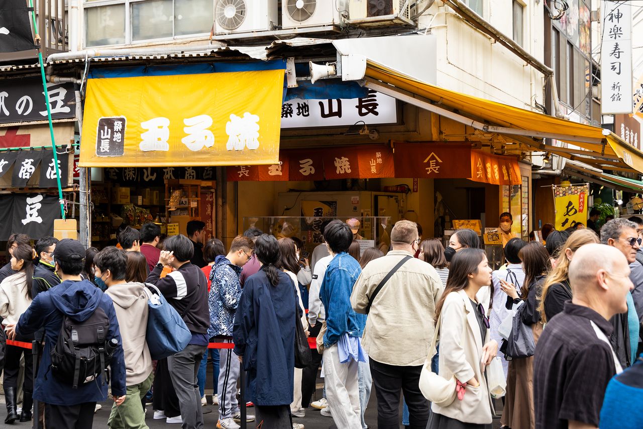 Очередь в «Яматё» всегда длинная, но покупатели не замечают как летит время, наблюдая за мастерами, готовящими омлеты