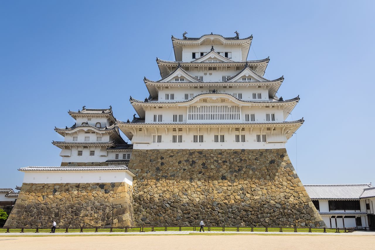 Главная башня и малая Западная башня Ниси-котэнсю. При взгляде издали замок Химэдзи представляет собой впечатляющее зрелище