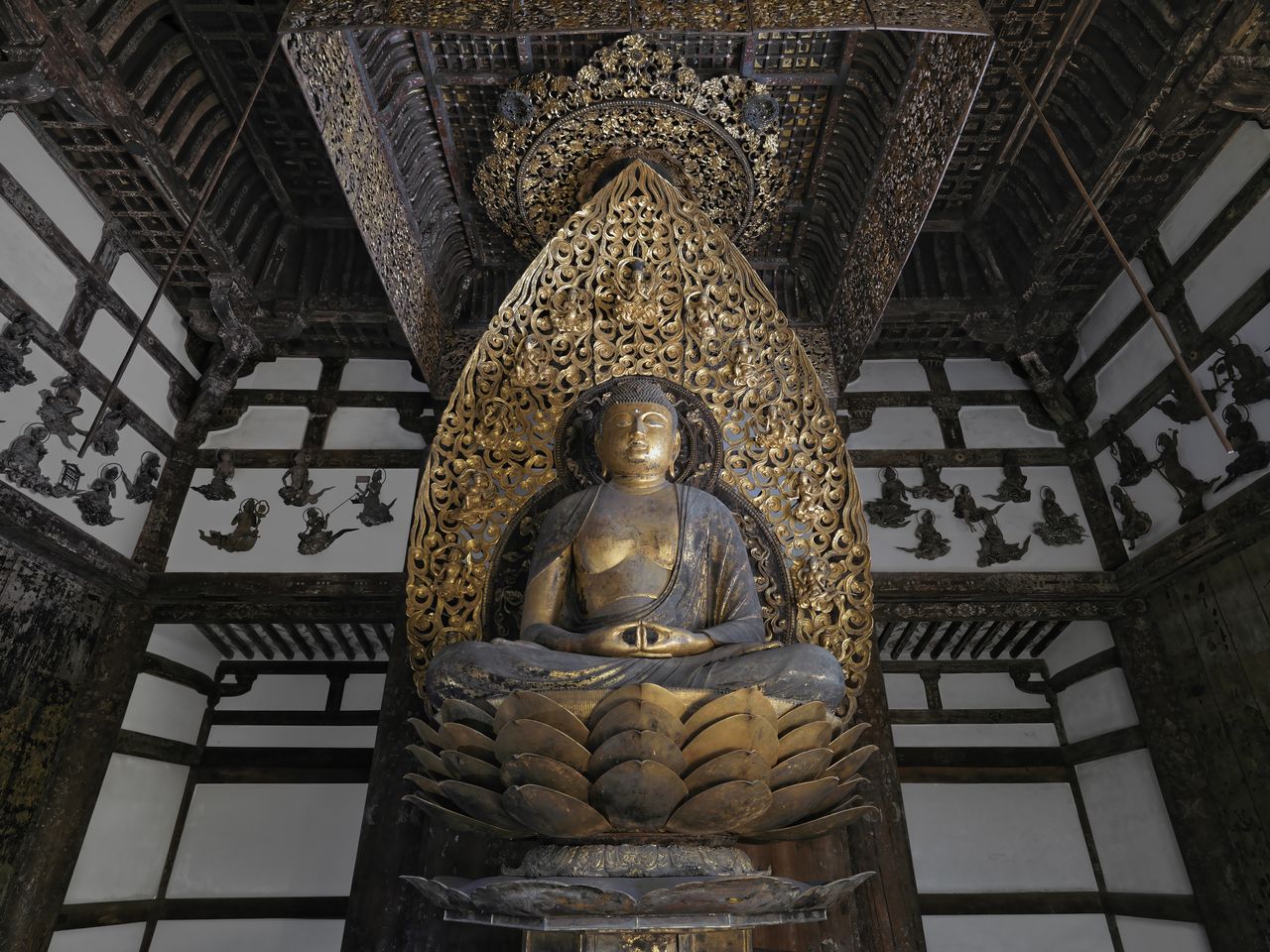 Сидящая статуя будды Амида Нёрай – единственная сохранившаяся статуя, авторство которой без сомнения принадлежит Дзётё (фотография предоставлена Бёдоин)