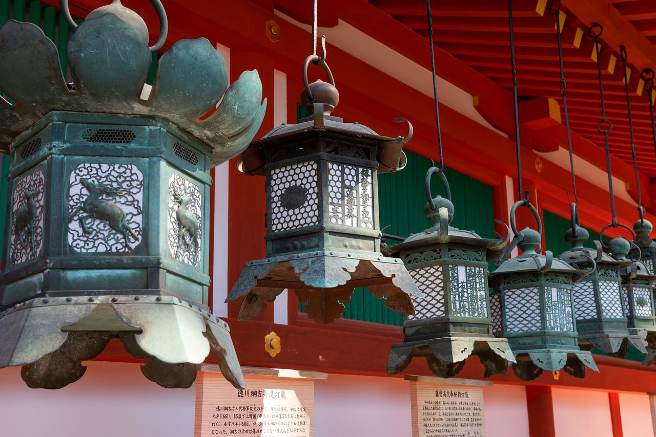 Второй слева фонарь преподнёс святилищу сёгун Токугава Цунаёси, а следующие два – даймё Тодо Такатора