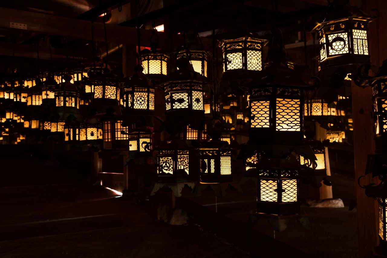 Павильон Фудзинами-но-я с полным освещением поражает своей тихой красотой