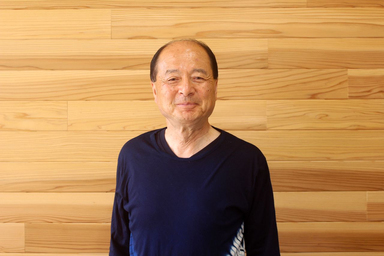 Ёкоиси Томодзи – тот самый человек, который придумал делать бизнес на листьях (© Nippon.com)