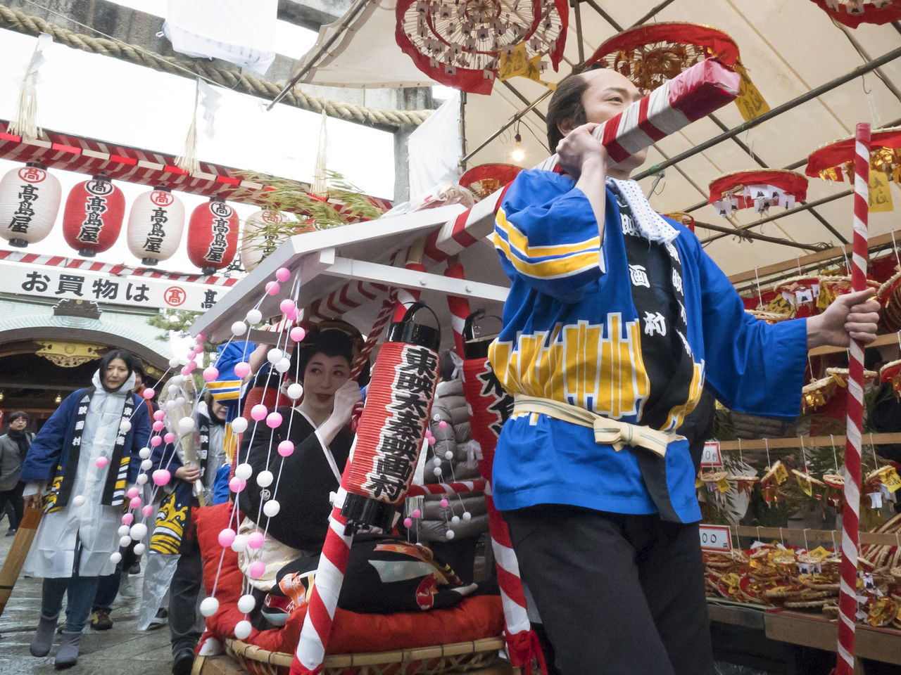 8 и 9 января актёры из «Дерквни кино Тоэй Удзумаса» проводят шествие «корзины драгоценностей»