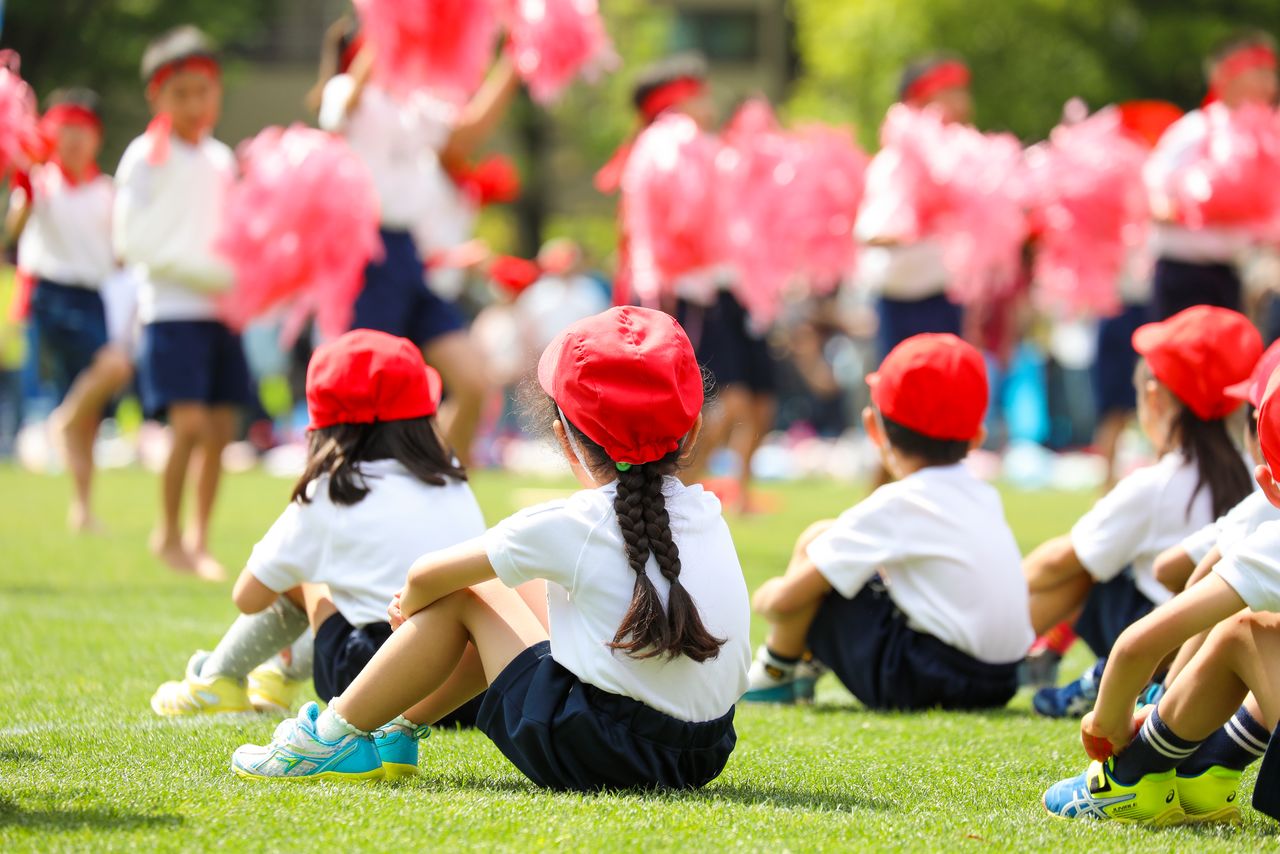 «Физкультурная посадка» учеников начальной школы, она используется на школьном дворе или в спортзале (PIXTA)