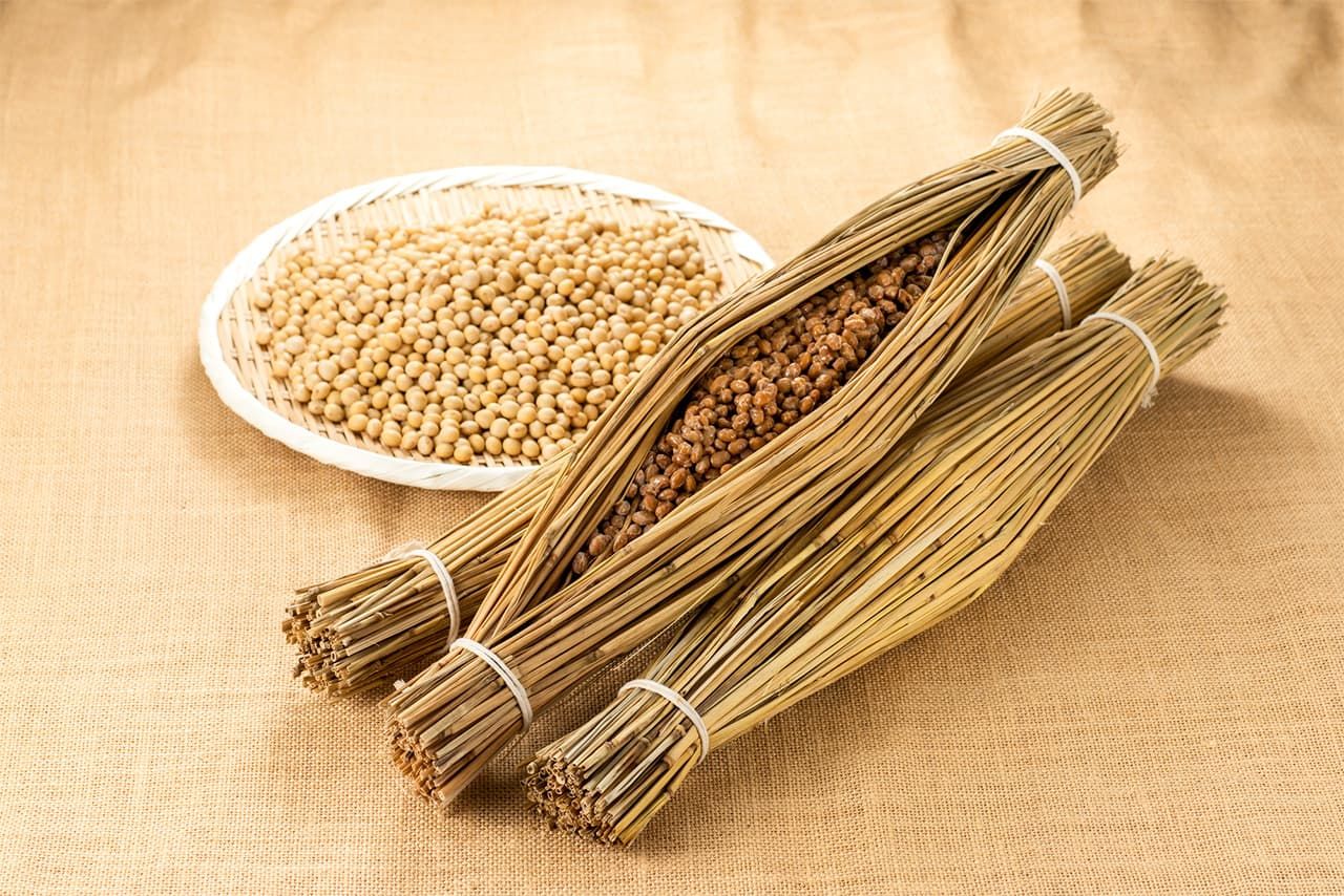 Натто в своей традиционной соломенной обёртке (© Pixta)