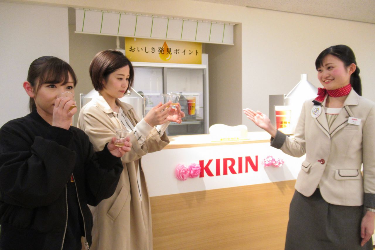 Посетители сравнивают два вида сусла (© Kirin Brewery Sendai)