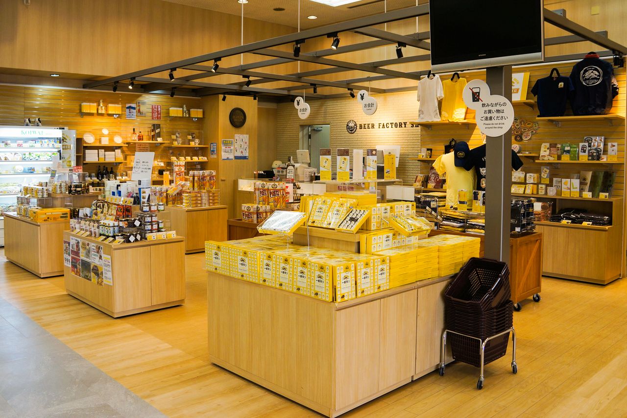 Сувениры и другие товары можно приобрести в сувенирном магазине в зоне для посетителей (© Kirin Brewery Sendai)