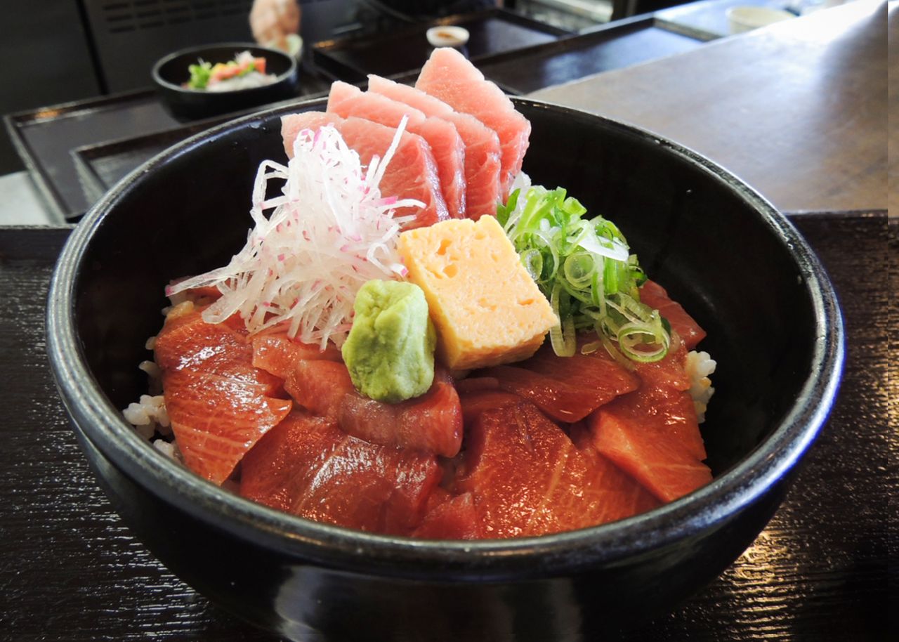 В миске с тунцом подают щедрую порцию из ломтиков тунца, смоченных пикантным соусом, а также восхитительная начинка из крупных ломтиков тунца торо поверх риса (фото автора)