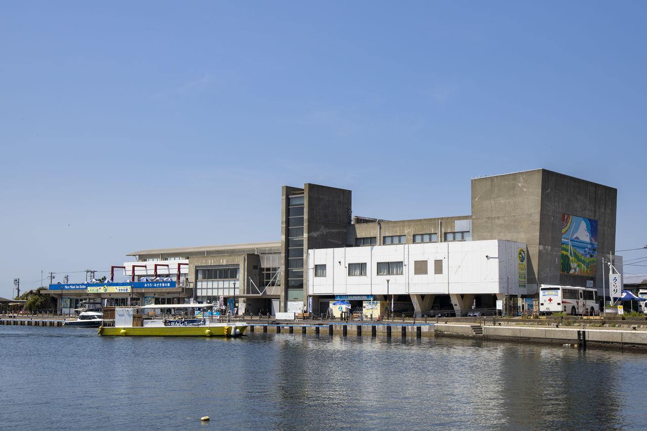 Комплекс причала Мисаки Урари Фисярина. Видно, как готовится пристать паром на остров Дзёгасима