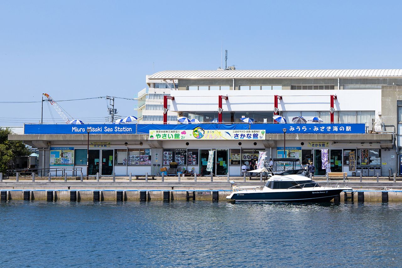 В Урари Марше можно приобрести местные продукты питания с полуострова Миура