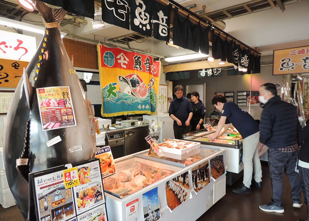На рынке раздаются призывы продавцов, продающих свежие продукты из тунца (фото автора)