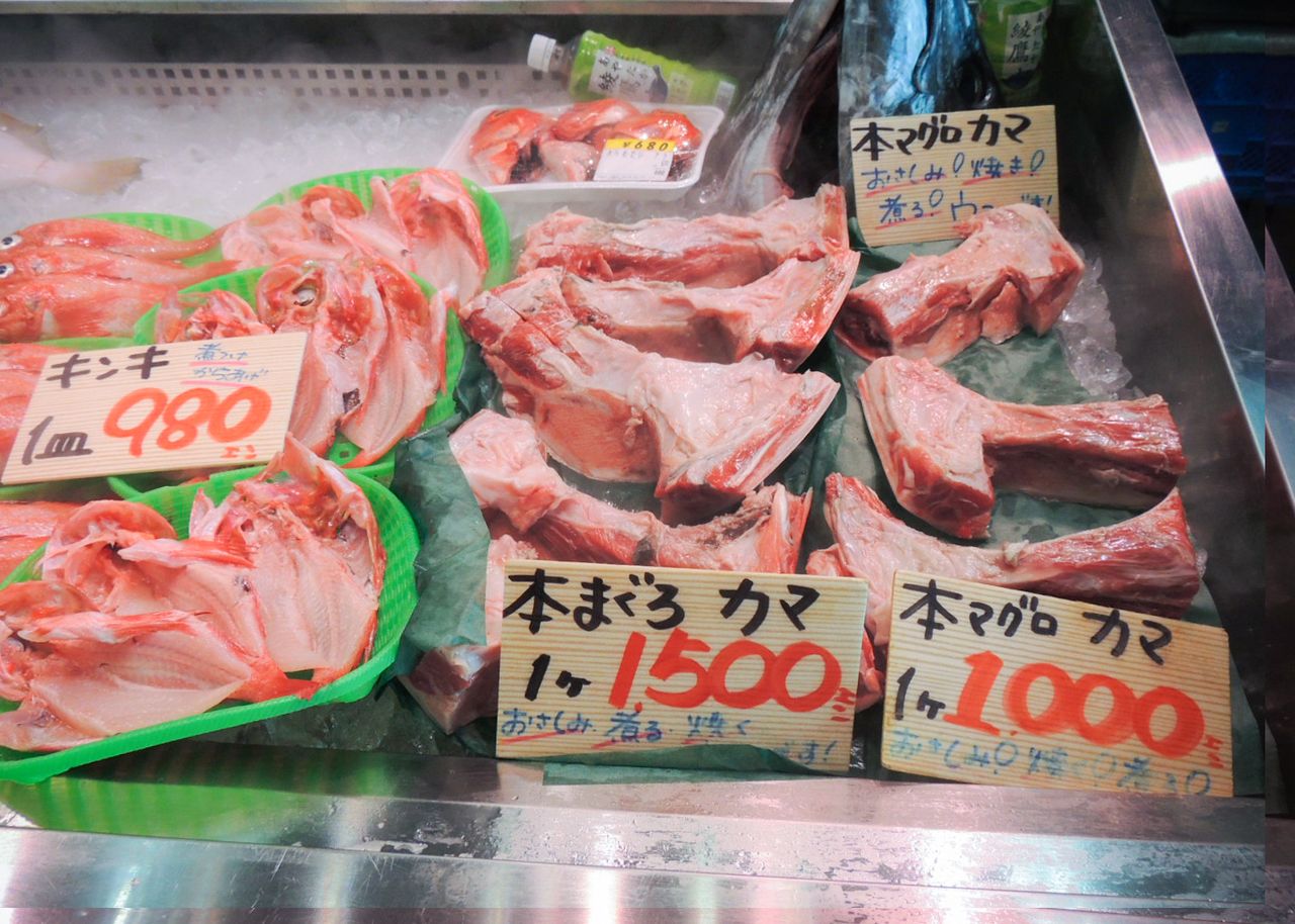 Одной из достопримечательностей Мисаки являются необычные куски тунца, которые доступны по разумным ценам (фото автора)