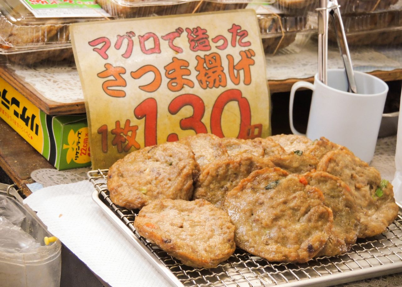 Есть множество киосков, предлагающих вкусную еду, которой можно перекусить (фото автора)