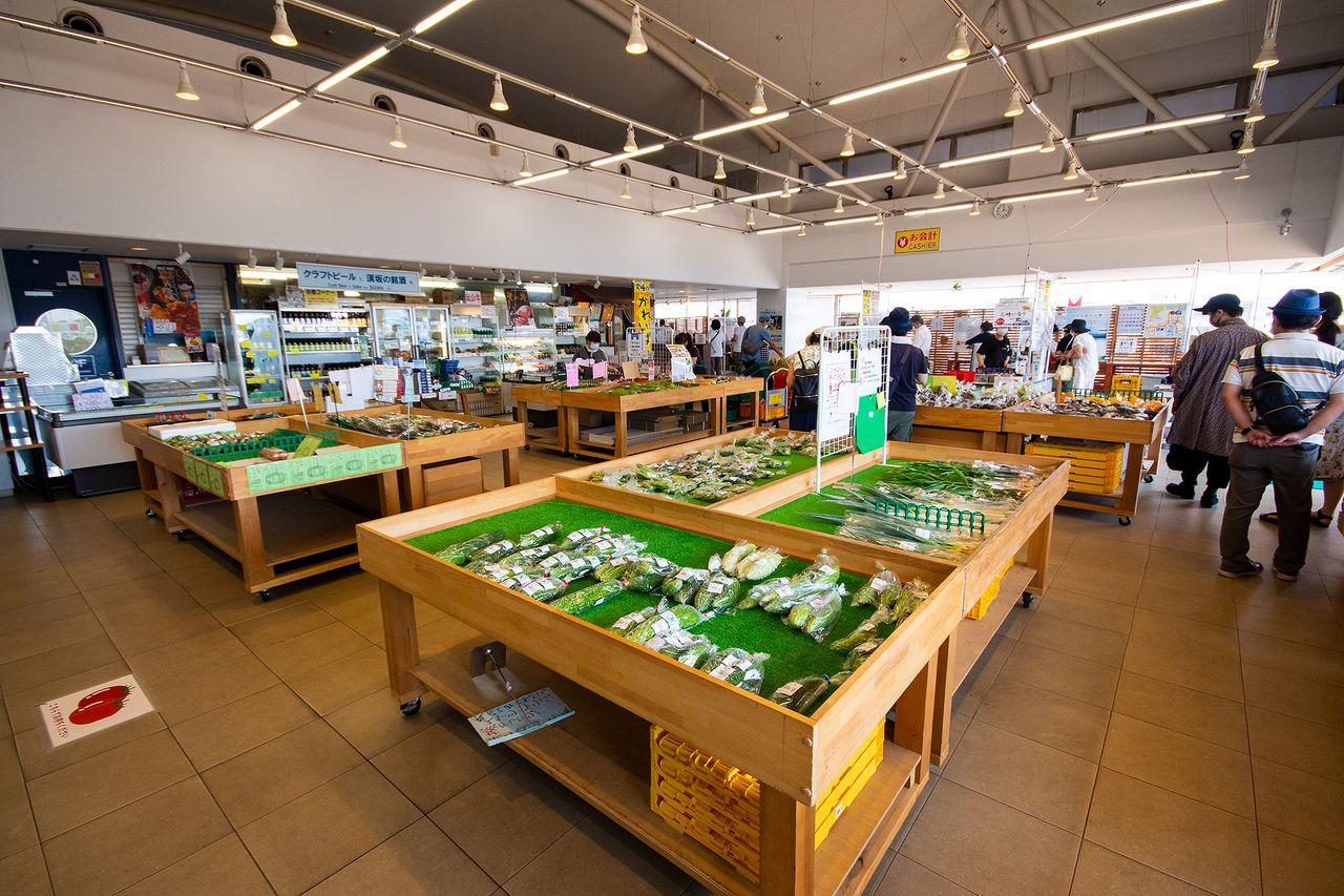 Второй этаж рынка Урари отведен под стенды со свежими местными овощами. В баре с напитками представлен широкий выбор свежевыжатых фруктовых соков, а также местное пиво