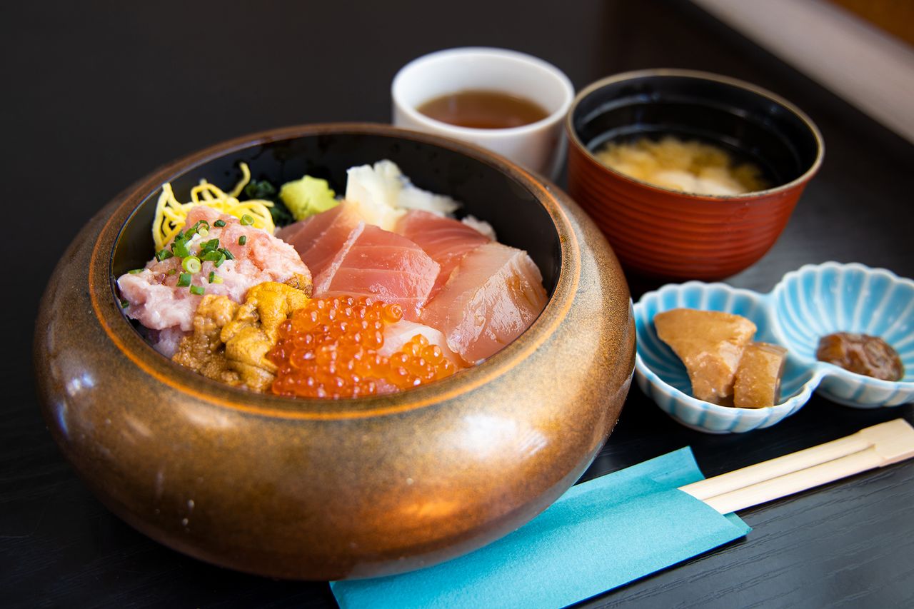 Миска свежего морского ежа, икры и тунца на рисе входит в специальное меню ресторана «Кёука», ее можно приобрести вместе с купоном на питание или отдельно за 2100 йен