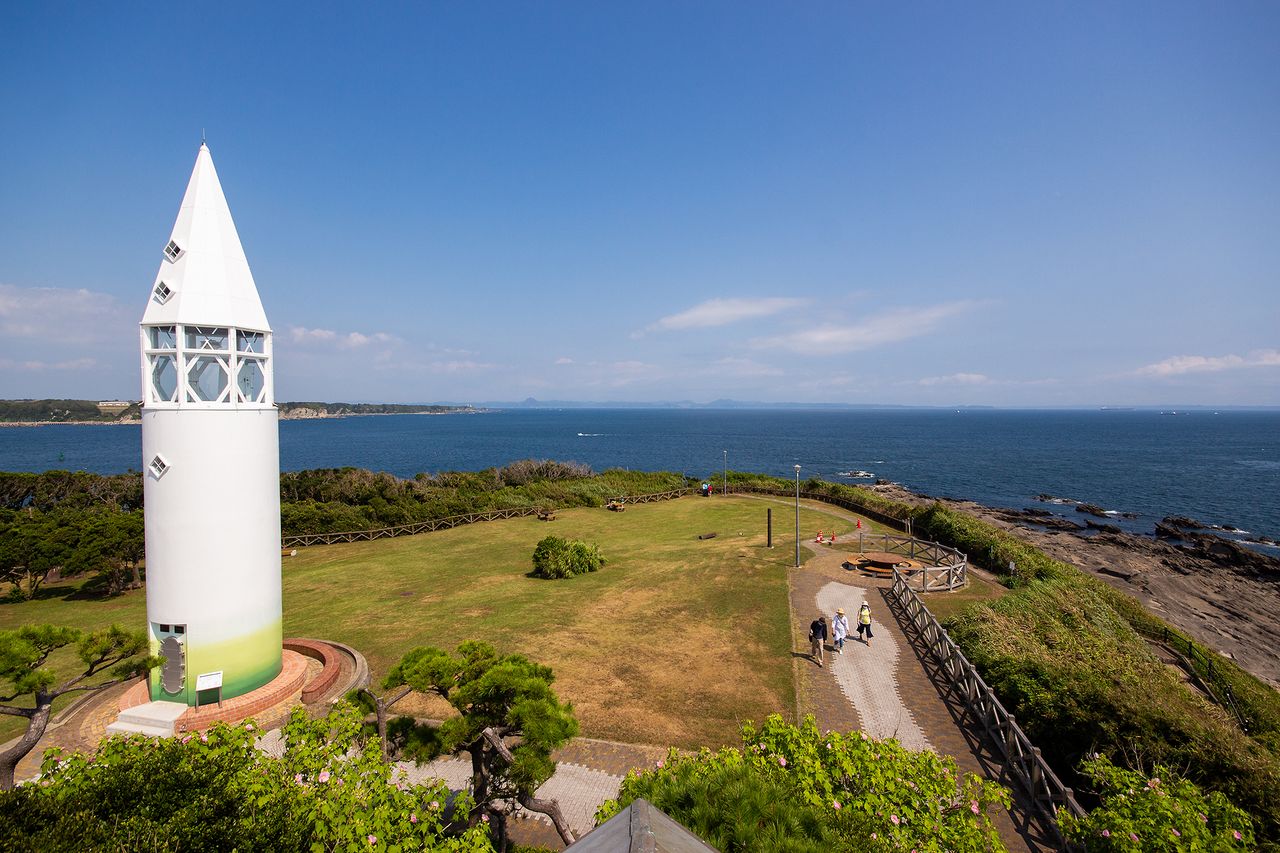 В ясный день из парка Дзёгасима можно увидеть полуостров Босо через Токийский залив в префектуре Тиба