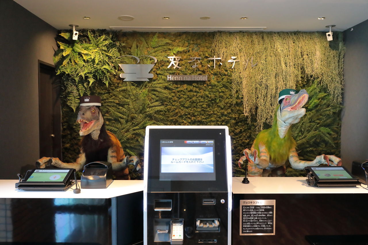 Велоцирапторы, напоминающие о фильмах про парк Юрского периода, на стойке регистрации (фото предоставлено отелем Henn na Hotel Maihama Tokyo Bay)