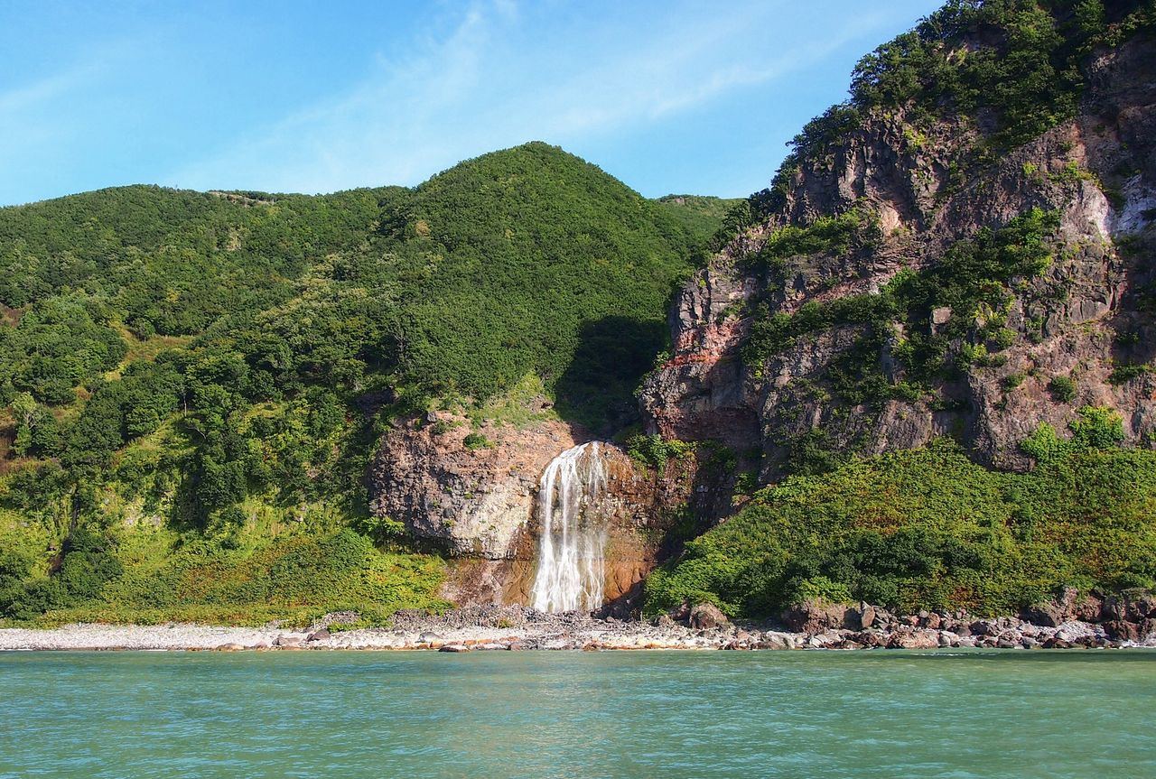 Водопад Камуивакка, вид с воды (предоставлено туристической ассоциацией Сирэтоко Сяри-тё)