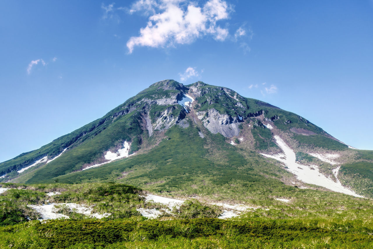Гора Раусу в июне, снег ещё растаял не везде