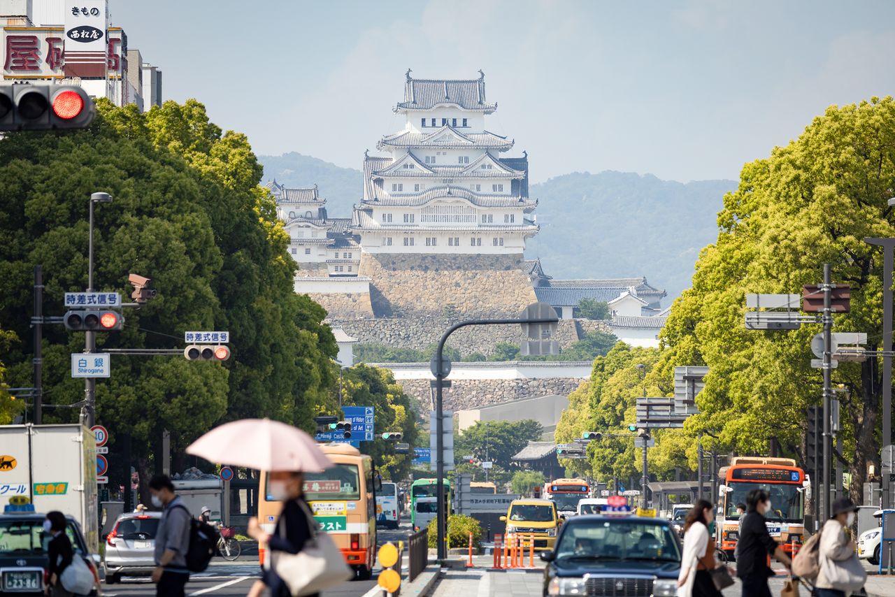 Дайтэнсю, главная башня замка Химэдзи, вид со стороны станции Химэдзи