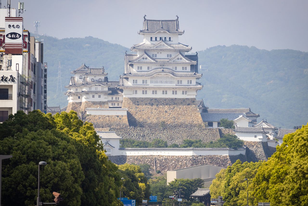 Замок Химэдзи со смотровой площадки у станции. Западная малая башня Ниси-котэнсю видна слева от главной башни, а дальше за ним видна верхушка башни Инуи, Инуи-котэнсю