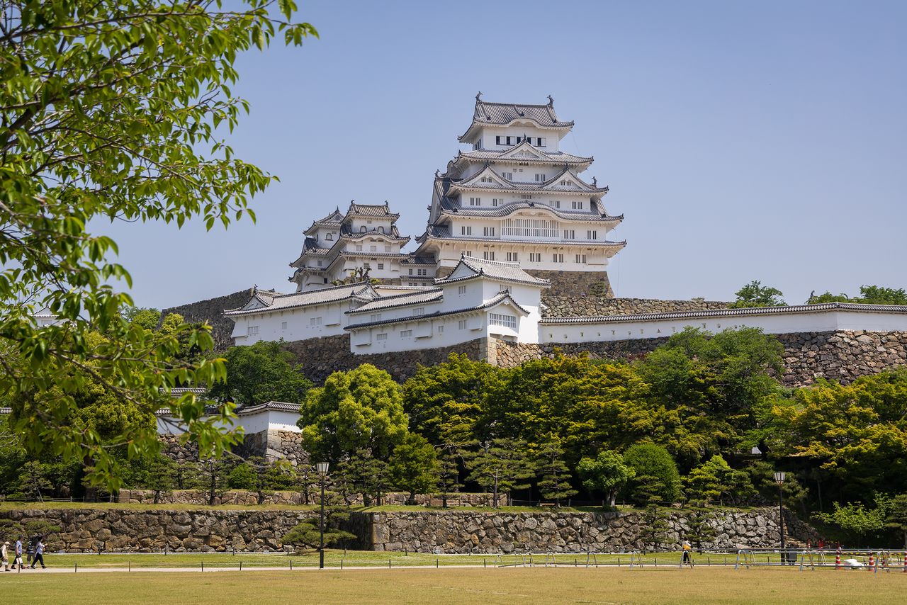С западной стороны площади Санномару хорошо видны основные элементы замка, в том числе его ватариягура – крытые переходы, соединяющие второстепенные бащни