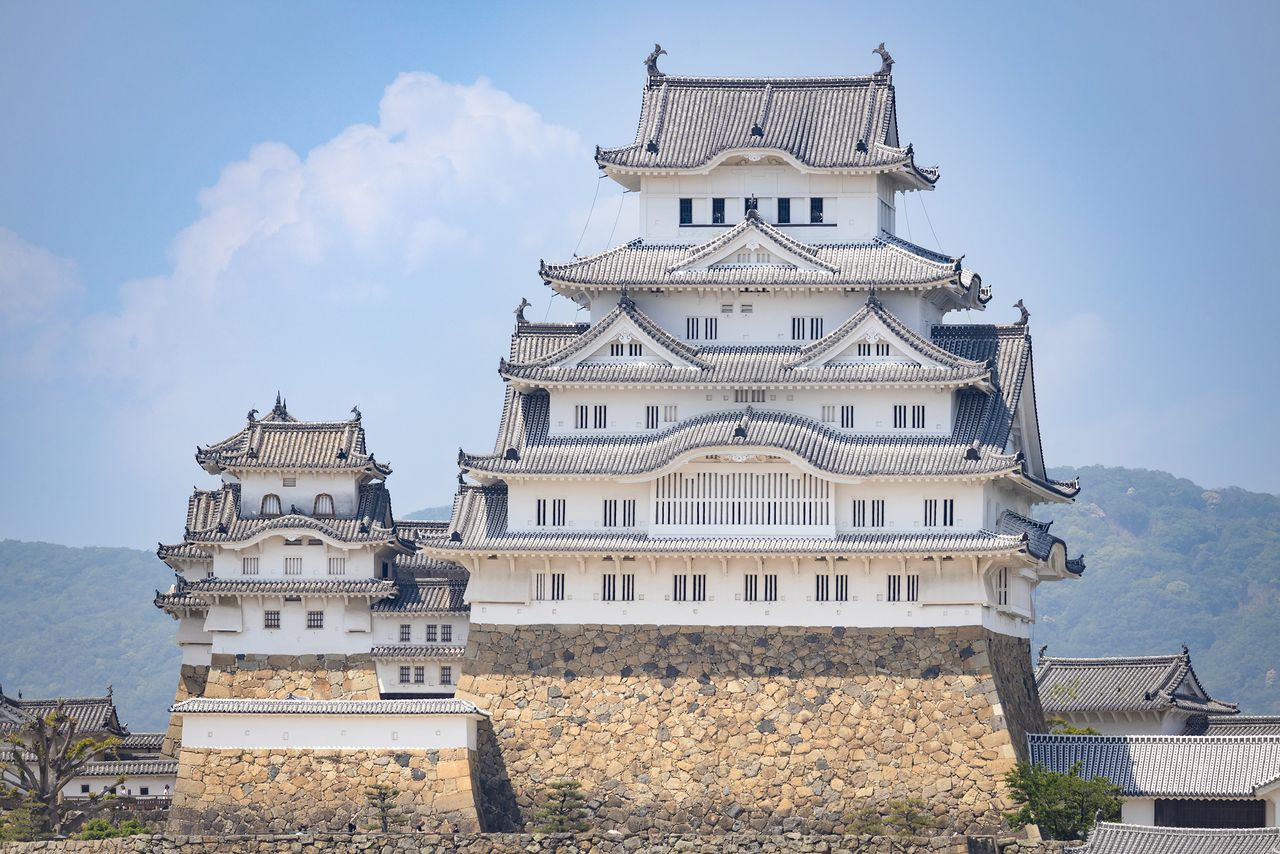 На крыше Эгрет Химедзи посетители оказываются почти на одном уровне с замком Химэдзи, что создает потрясающее зрелище