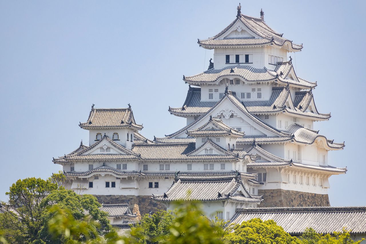 Инуи-котэнсю слева от главной башни гораздо крупнее, чем Ниси-котэнсю на переднем плане справа