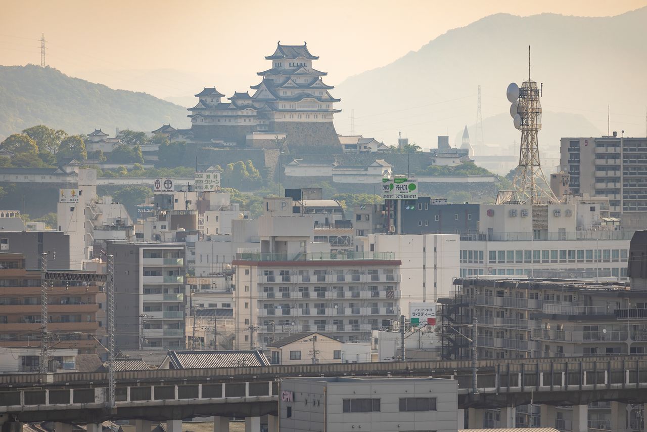 Со смотровой площадки в центральном парке Тэгараяма открывается отличный вид на замок Химэдзи, раскинувшийся на фоне городского пейзажа