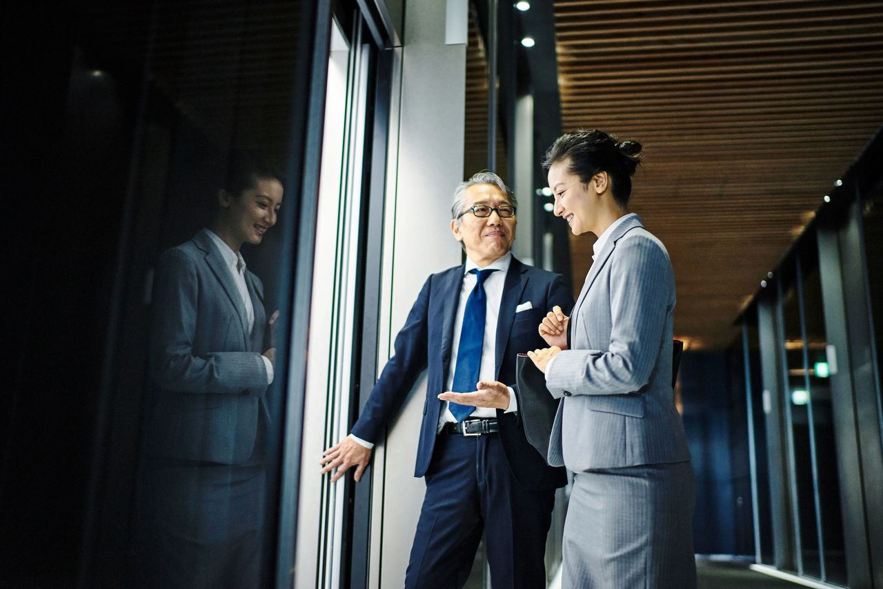 Вместо того чтобы постоянно нажимать на кнопку открывания дверей, придержите дверь рукой, чтобы она неожиданно не закрылась, когда кто-то выходит из кабины (© Pixta)