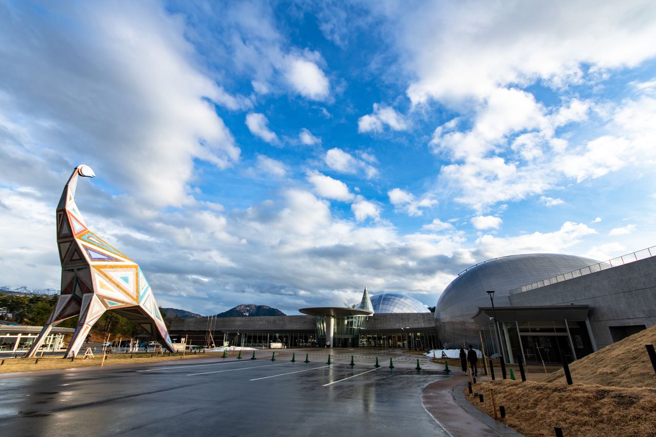 Музей с его характерным куполом был спроектирован архитектором-новатором Курокавой Кисё. В новом крыле, напоминающем яйцо (справа), расположен выставочный зал (© Nippon.com)