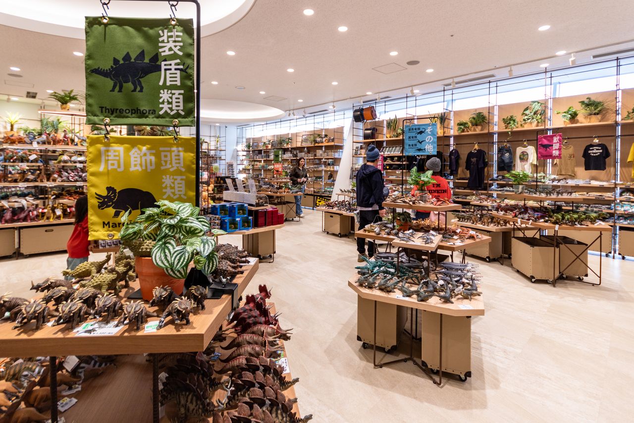 В магазине музея можно найти сувениры с динозаврами на любой вкус (© Nippon.com)