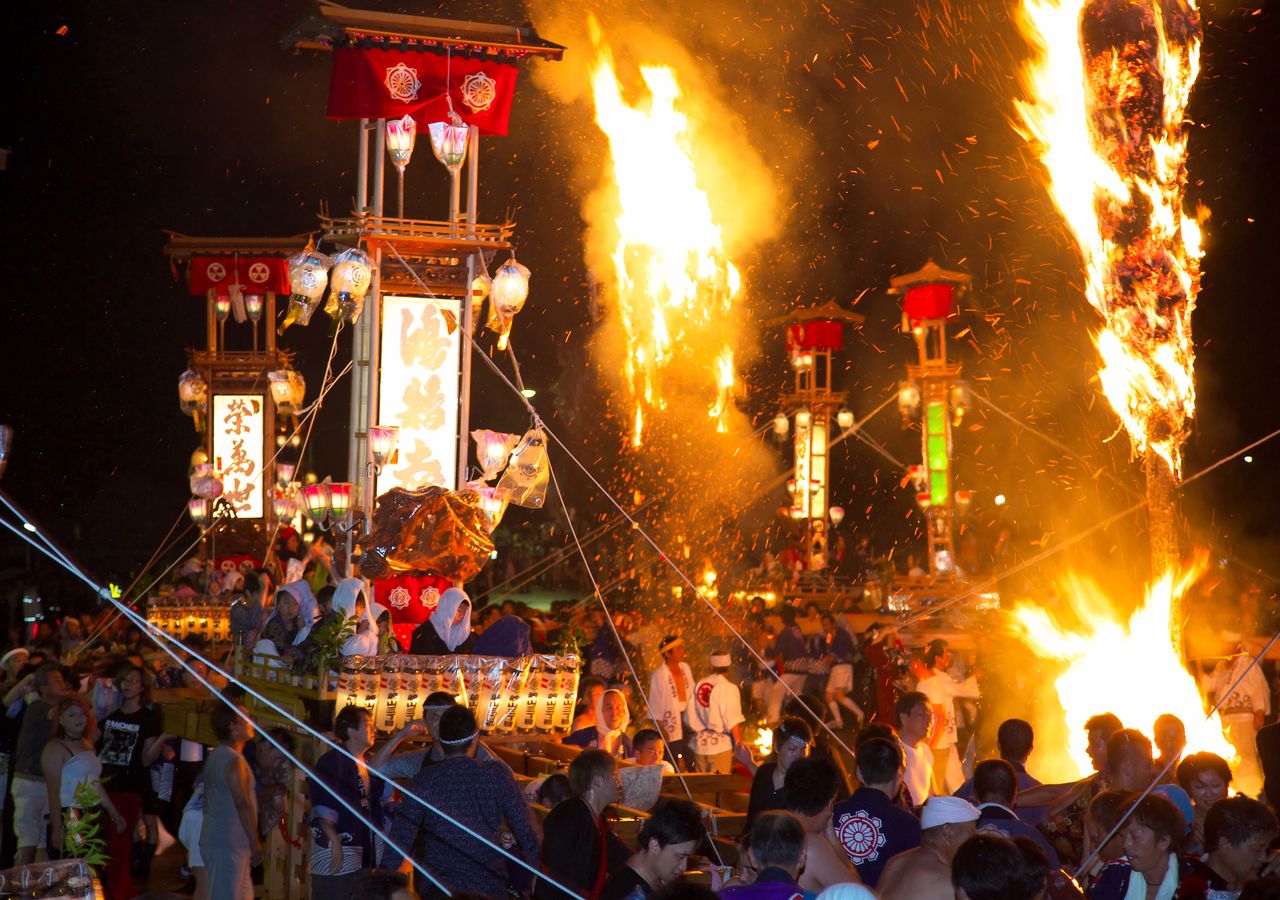 В 2025 году праздник пройдёт 4 и 5 июля. Люди будут неистово плясать с фонарями кирико вокруг гигантского 7-метрового костра