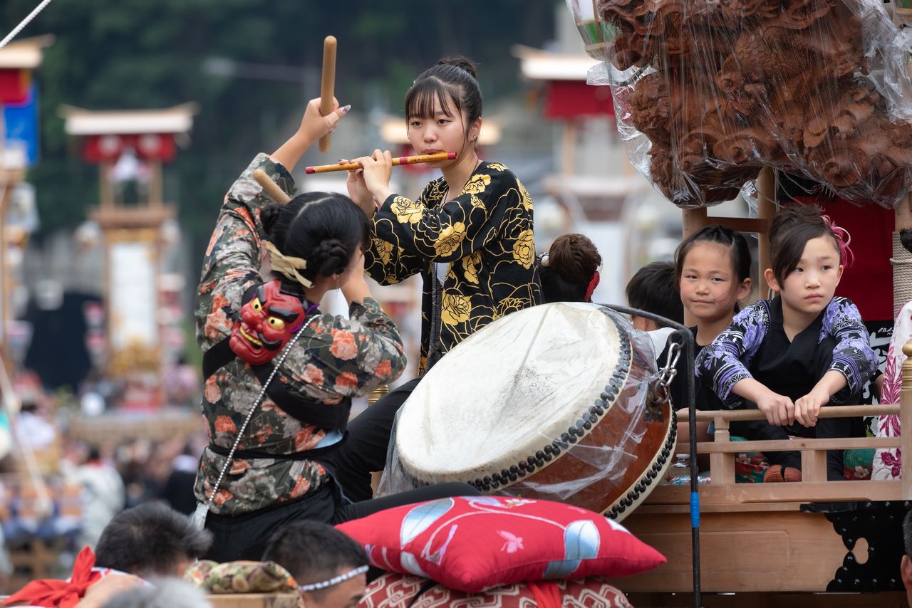 На кирико восседают также дети и женщины, сопровождая праздник музыкой и пением