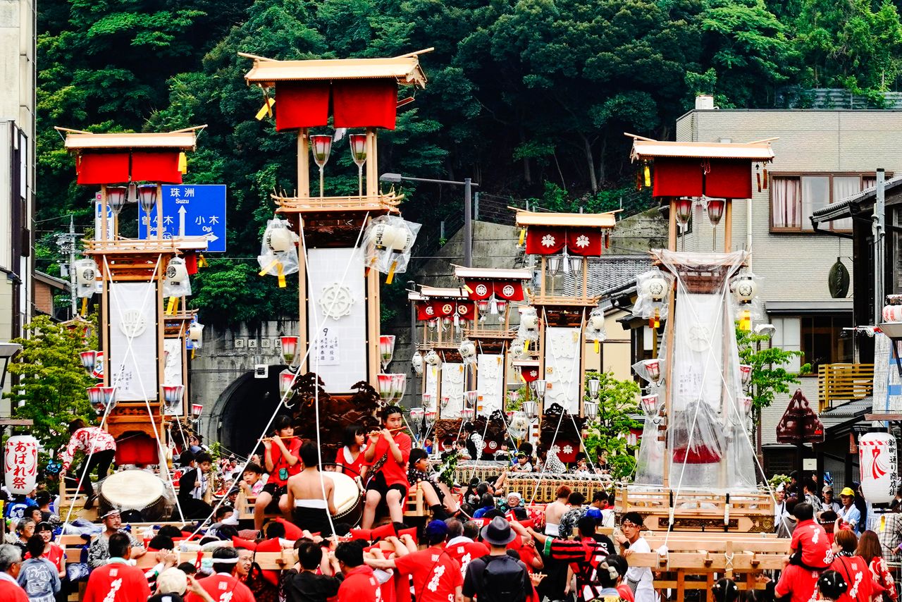 Раньше в Усицу носили кирико высотой более 10 метров, но в 1921 году по всему городу были протянуты электрические провода, поэтому фонари передали в Исидзаки в город Нанао