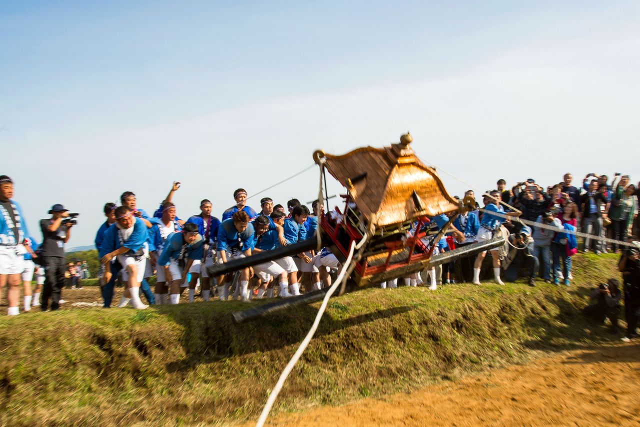 В ходе шествия микоси многократно швыряют на землю