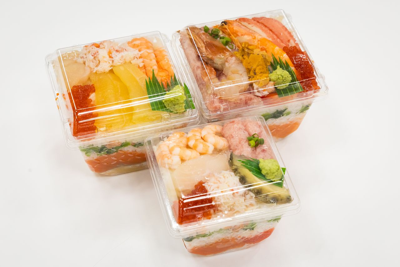 Внизу: мильфей «Прелестная мечта» стандартного размера; слева вверху: «Дзэйтаку (роскошный)» мильфей (2100 йен), справа – Премиум мильфей с крабом, морским ежом и икрой (2980 йен) (© Nippon.com)