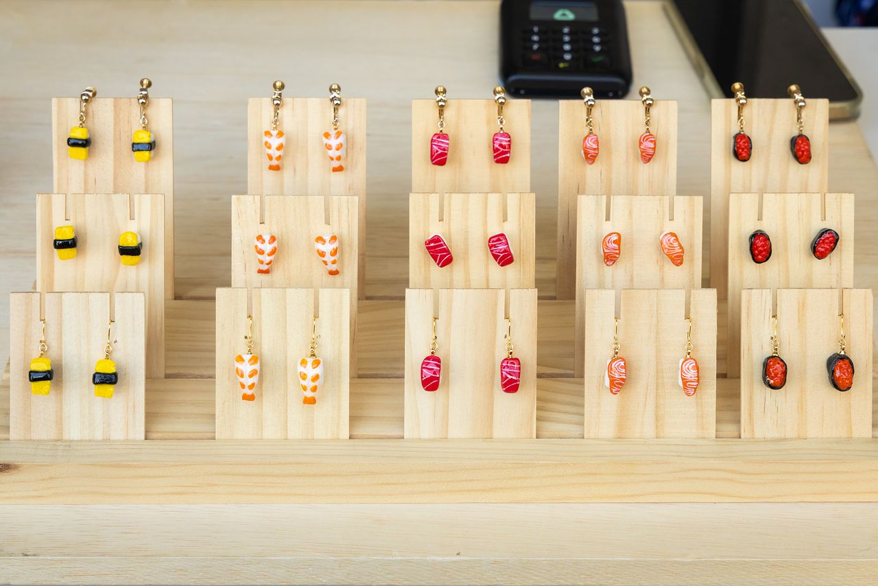 Серьги нигиридзуси (2200 йен) (© Nippon.com)