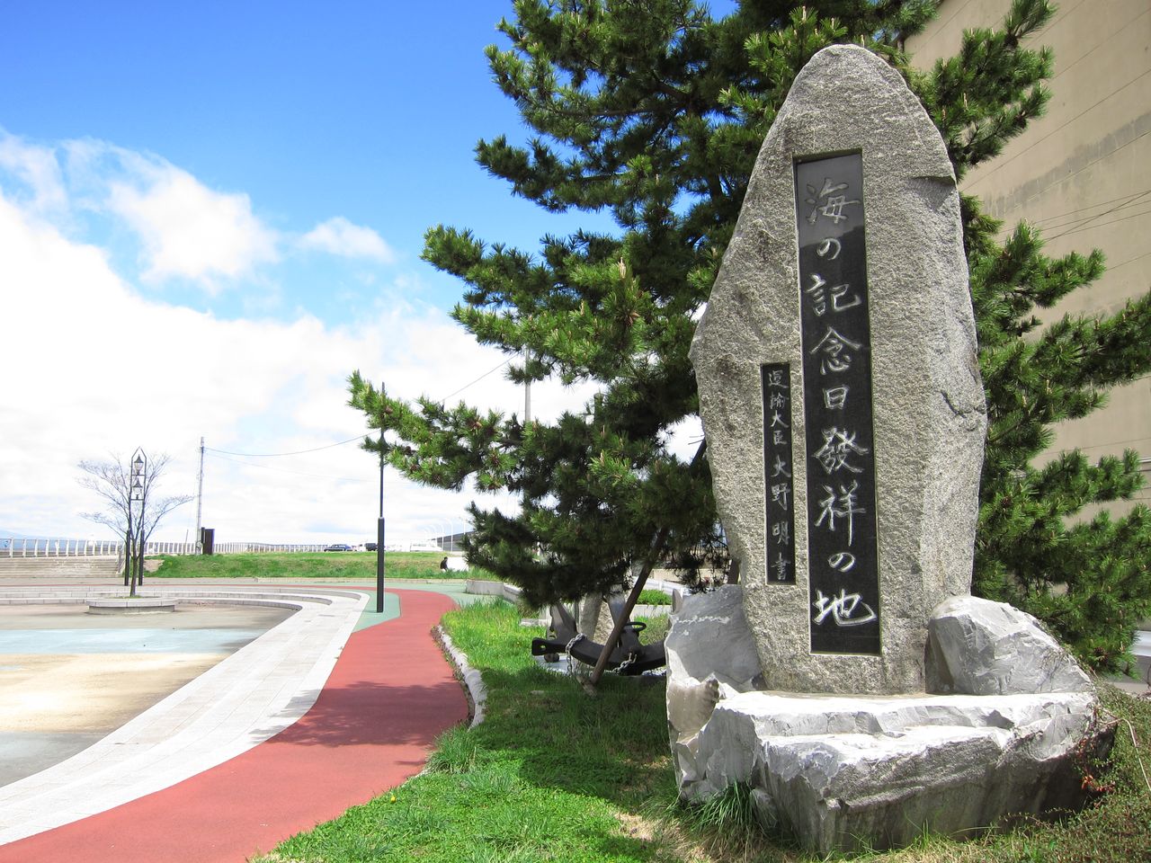 Памятная стела, посвящённая началу плавания императора Мэйдзи, которое стало поводом для учреждения Дня моря, в парке Сэйтоку, порт Аомори (© Pixta)