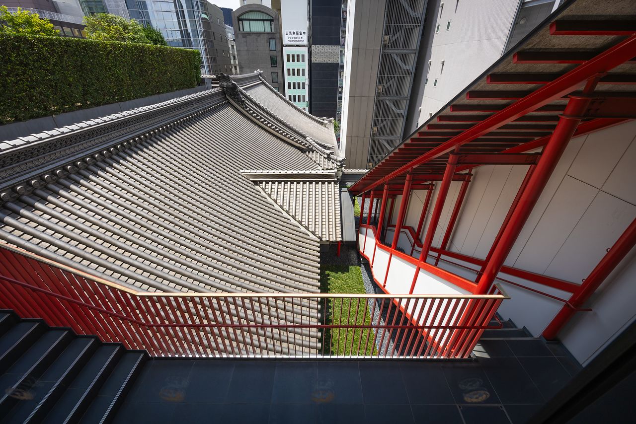 «Лестница Гоэмона» соединяет коридор четвёртого этажа с садом на крыше. Она названа в честь знаменитого великого вора Исикавы Гоэмона, который скрывался на храмовых воротах, но при виде прекрасного пейзажа оттуда не смог сдержаться и воскликнул: «Ах, какой великолепный вид!», из-за чего и был пойман. С лестницы открывается вид на большую крышу театра Кабукидза (фотография Nippon.com)