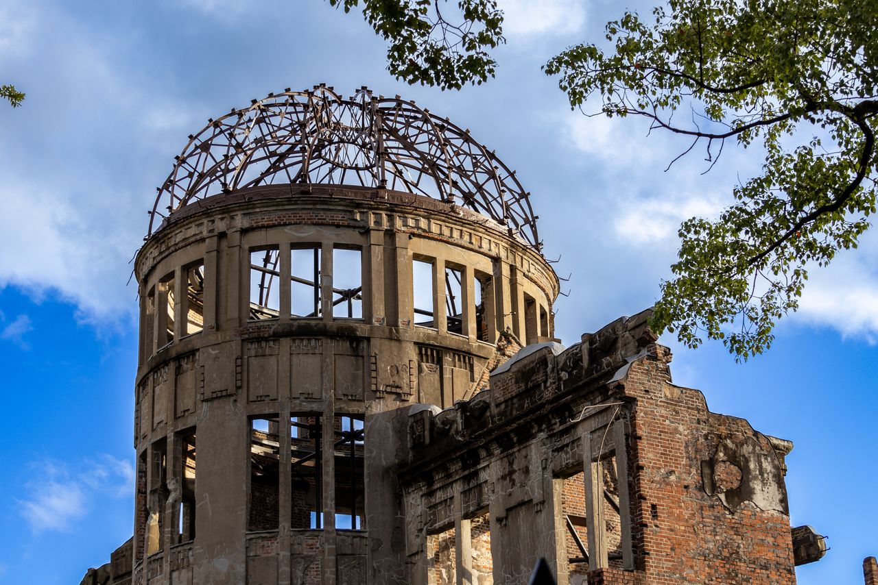 Кирпичные стены обгорели и разрушились, а от крытого листовой медью купола остался только каркас